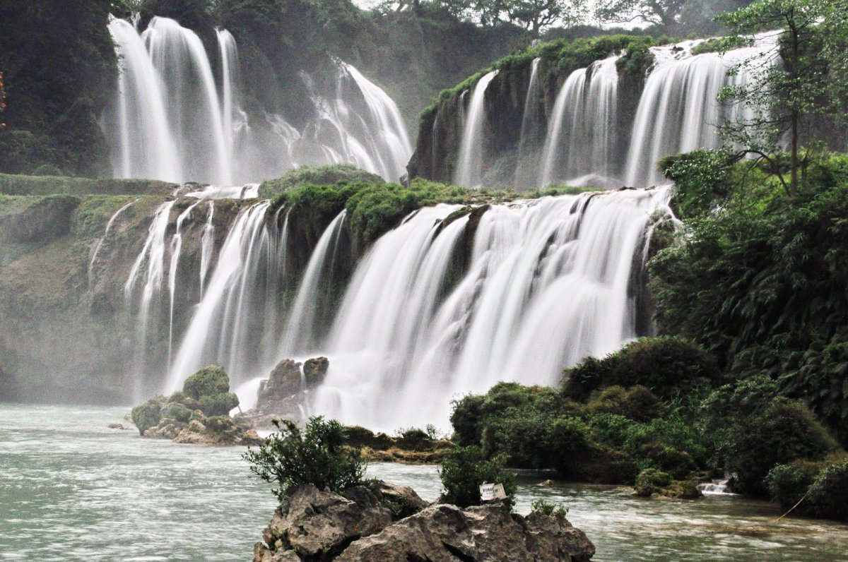 Guangxi Detian Waterfall scenery picture