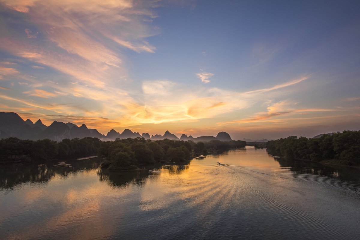 Sunset scenery pictures of Li River in Guilin, Guangxi