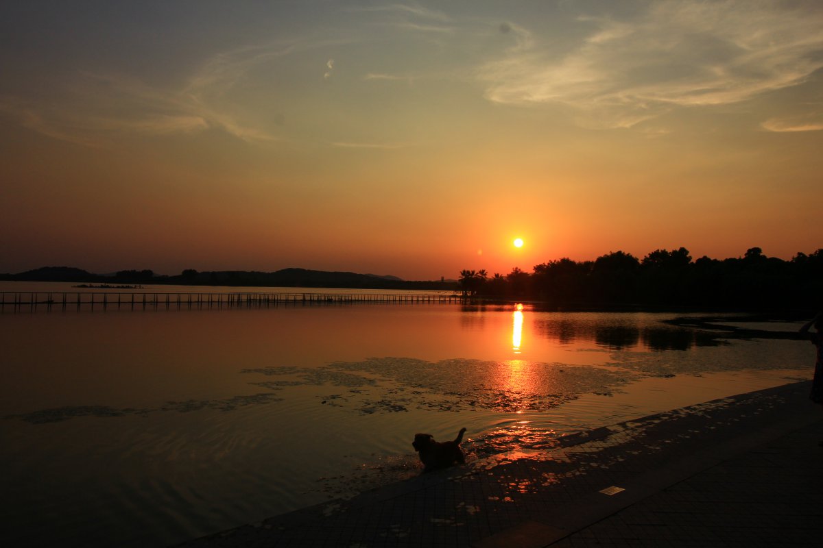 Sunset scenery picture of Lihu Lake in Wuxi, Jiangsu
