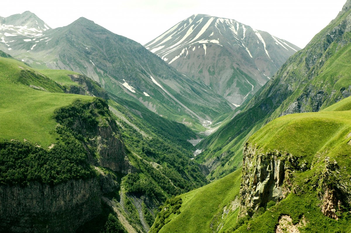 Continuously majestic mountain natural scenery pictures