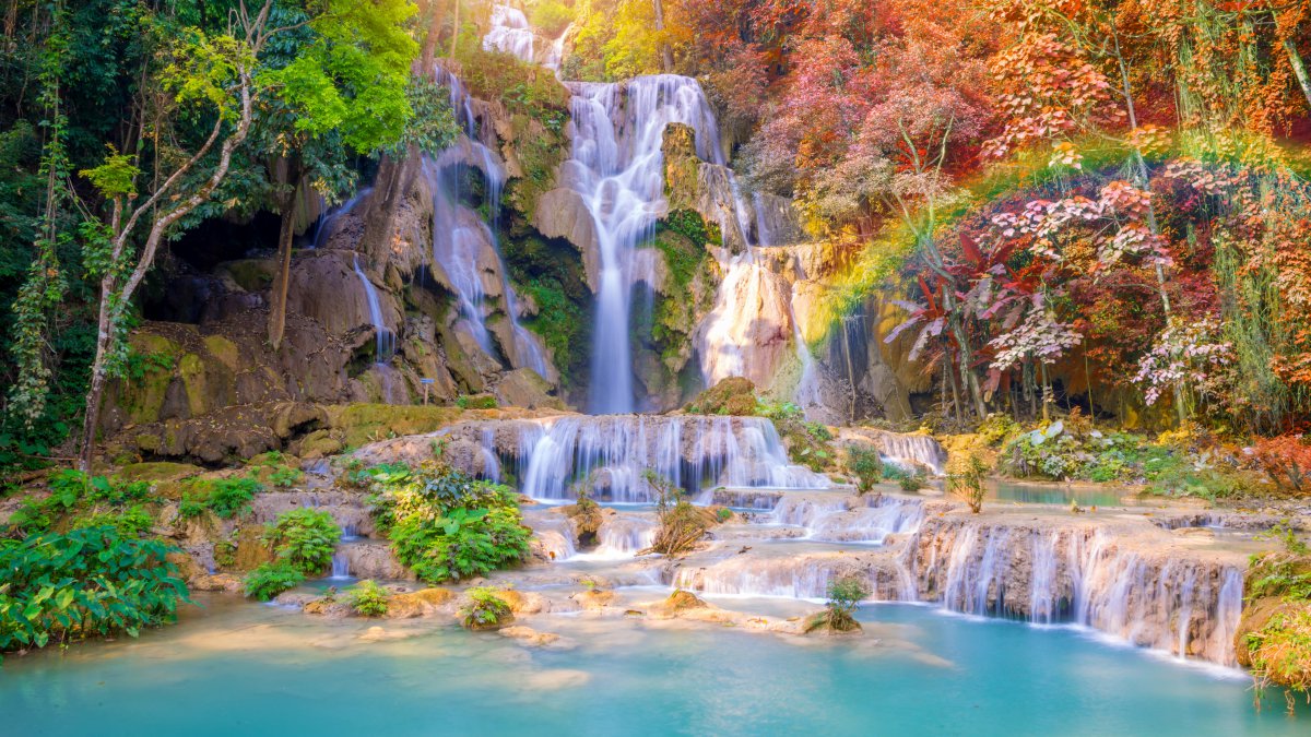 Beautiful natural scenery pictures of mountain waterfalls