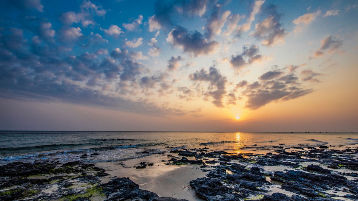 Sunset scenery picture of Weizhou Island in Beihai, Guangxi